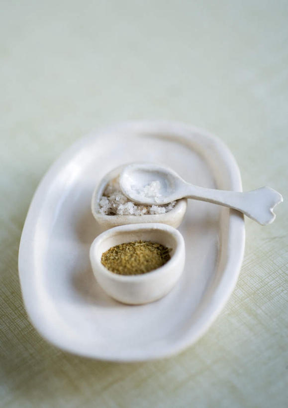 无人,竖图,俯视,室内,特写,白天,白色背景,桌面,桌子,餐具,朦胧,模糊,勺子,调料,食品,调味品,调味料,食物,调羹,汤匙,摄影,影棚,黑胡椒子,进餐用具,烹调用具,胡椒,彩图,高角度拍摄,影棚拍摄,拍摄