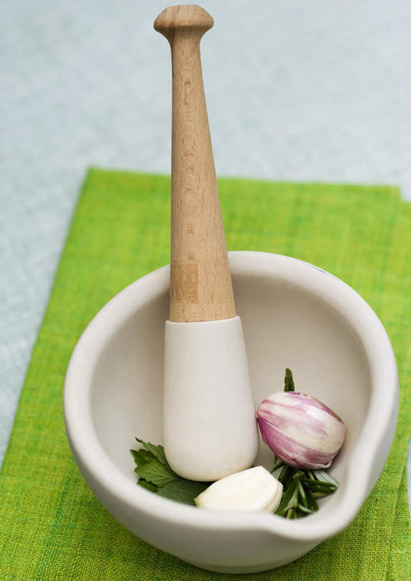 无人,竖图,俯视,室内,特写,白天,桌面,桌子,蔬菜,蒜,餐具,新鲜,食品,食物,两个,器皿,有机食品,绿色食品,研磨,臼杵,捣蒜器,研杵,研钵,臼,进餐用具,烹调用具,小蒜,大蒜,彩图,高角度拍摄