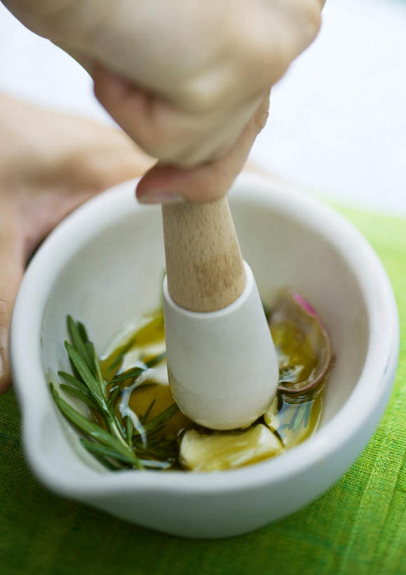 西方人,手,一个人,站,竖图,俯视,室内,特写,白天,蔬菜,蒜,餐具,欧洲,欧洲人,仅一个年轻女性,仅一个女性,仅一个人,新鲜,橄榄油,食品,拿,拿着,食物,站着,手部,器皿,有机食品,绿色食品,单手,迷迭香,研磨,臼杵,捣蒜器,研杵,研钵,海洋之露,臼,年轻女性,女人,女性,白种人,进餐用具,烹调用具,小蒜,大蒜,站立,半身,彩图,高角度拍摄