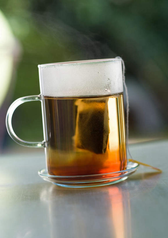 无人,竖图,室内,特写,白天,正面,桌面,桌子,杯子,朦胧,模糊,红茶,食品,一杯,茶包,玻璃制品,食物,酒杯,啤酒杯,摄影,影棚,玻璃杯,彩图,影棚拍摄,拍摄