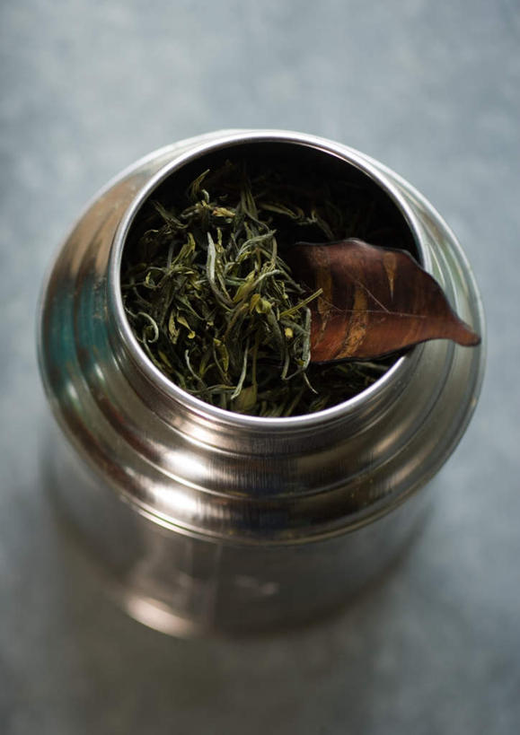 无人,竖图,俯视,室内,特写,白天,叶子,罐子,陶瓷,绿茶,茶叶,食品,绿叶,陶瓷制品,食物,瓶子,嫩叶,叶,叶片,彩图,高角度拍摄