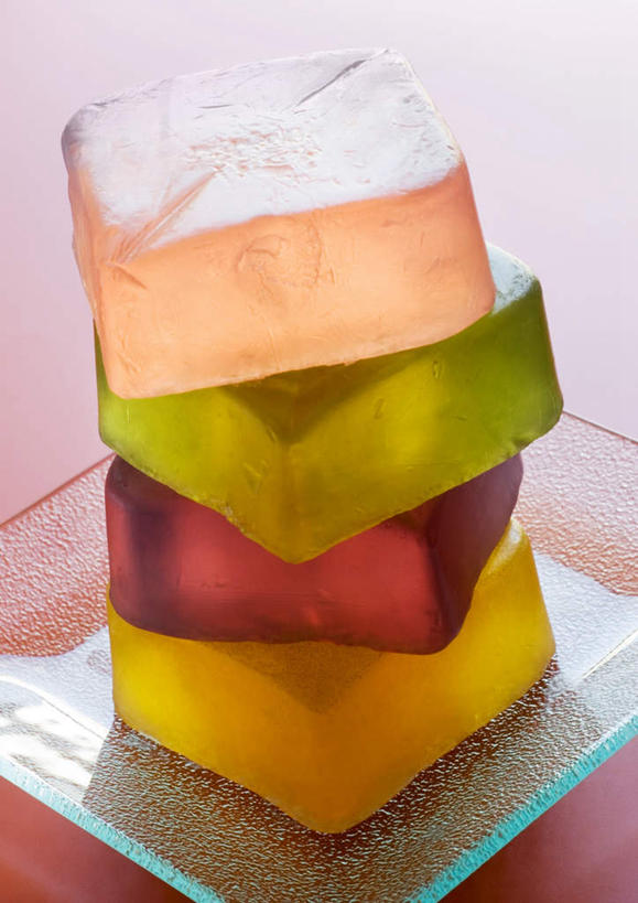 无人,竖图,俯视,彩色,室内,特写,白天,化妆,美容,一堆,护肤,堆叠,堆积,化妆品,肥皂,香皂,日用品,洗浴用品,清洁,保养,享受,休闲,放松,四块,堆,护肤品,舒缓,养颜,去污,紧肤,嫩肤,洗涤,彩图,高角度拍摄