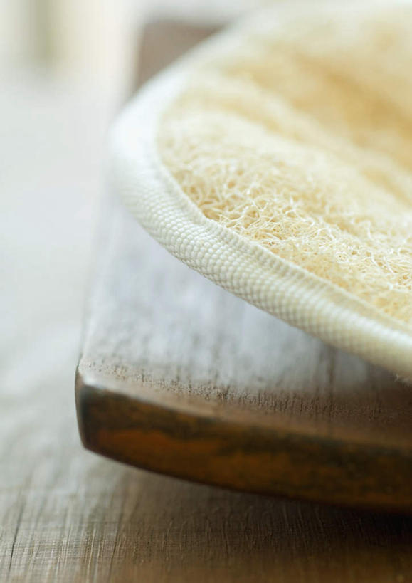 无人,竖图,俯视,室内,特写,白天,按摩,美容,桌面,桌子,护肤,木制,两个,保养,享受,休闲,放松,SPA水疗,保健,温泉浴场,木盘,养颜,丝瓜棉,矿泉疗养地,彩图,高角度拍摄,水疗