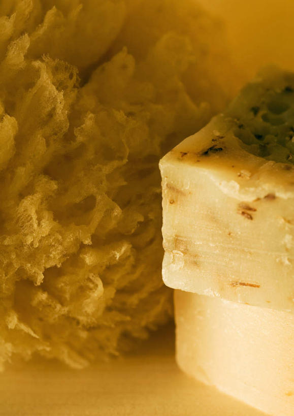 无人,竖图,俯视,室内,特写,白天,化妆,美容,护肤,海绵,化妆品,肥皂,香皂,日用品,洗浴用品,清洁,保养,享受,休闲,放松,护肤品,舒缓,养颜,洗脸海绵,洗脸扑,洗脸绵,去污,紧肤,嫩肤,洗涤,彩图,高角度拍摄