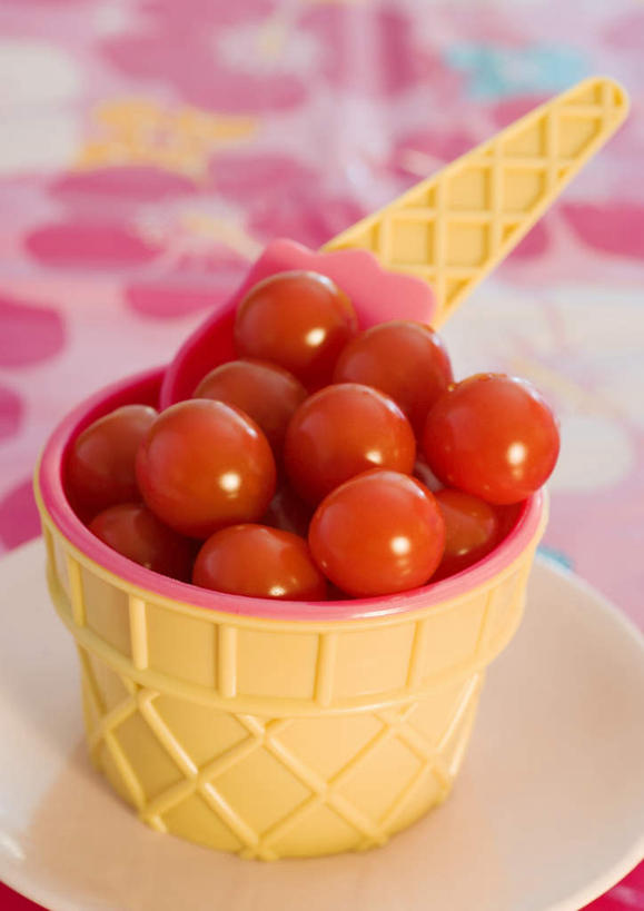 点心,无人,竖图,俯视,室内,特写,白天,蔬菜,西红柿,许多,食品,甜点,甜品,食物,糕点,甜食,蛋筒,樱桃番茄,圣女果,番茄,彩图,高角度拍摄