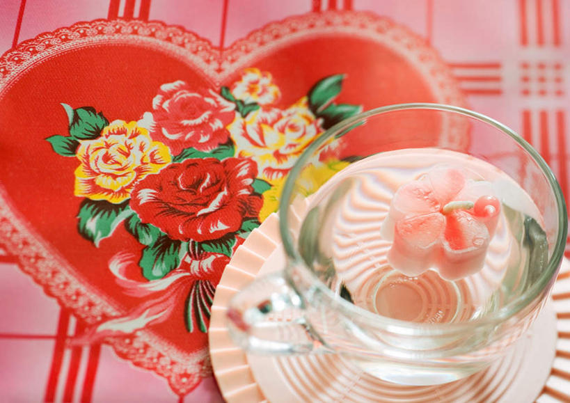 无人,横图,俯视,室内,白天,中餐,餐桌,桌子,杯子,玻璃,布料,高脚杯,一杯,布纹,酒瓶,桌布,玻璃瓶,酒杯,水杯,台布,中式,玻璃杯,彩图,高角度拍摄