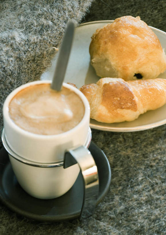 点心,面包,咖啡,无人,竖图,俯视,室内,特写,白天,幸福,静物,杯子,瓷器,勺子,食品,甜点,甜品,咖啡杯,陶瓷制品,一杯,娱乐,食物,糕点,饮料,调羹,汤匙,甜食,享受,休闲,温馨,放松,乐趣,摄影,影棚,提神,舒适,瓷杯,醒脑,咖啡拉花,软饮料,花式咖啡,彩图,高角度拍摄,影棚拍摄,拍摄