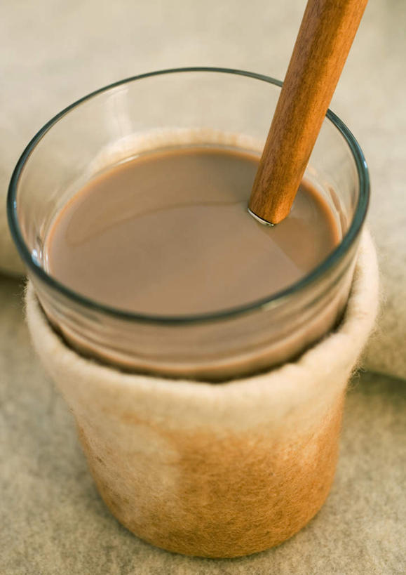 咖啡,无人,竖图,俯视,室内,特写,白天,烹饪,西餐,幸福,静物,杯子,瓷器,勺子,料理,食品,咖啡杯,陶瓷制品,娱乐,菜肴,美食,食物,饮料,调羹,汤匙,享受,休闲,温馨,放松,乐趣,西式,摄影,佳肴,影棚,提神,舒适,瓷杯,醒脑,咖啡拉花,软饮料,花式咖啡,彩图,高角度拍摄,影棚拍摄,拍摄