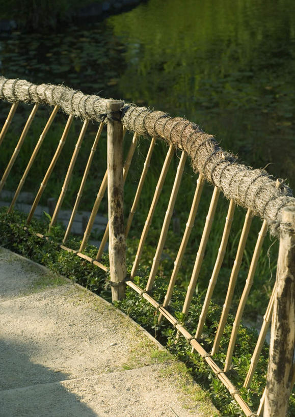 无人,栏杆,竖图,俯视,室外,特写,白天,旅游,度假,草地,草坪,美景,植物,阴影,光线,影子,栅栏,景观,篱笆,围栏,娱乐,护栏,草,树,树木,绿色,阳光,自然,享受,休闲,景色,放松,生长,成长,自然风光,彩图,高角度拍摄