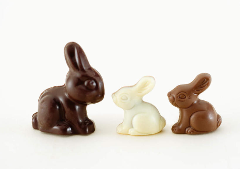 点心,无人,横图,俯视,室内,特写,白天,白色背景,桌面,桌子,雕塑,复活节,一排,节日,庆祝,整齐,兔子,雕刻,食品,糖,糖果,甜点,甜品,褐色,文化,食物,糕点,排列,三个,白色,动物,工艺品,甜食,巧克力,庆典,摄影,影棚,纪念,朱古力,队列,复活节兔子,彩图,高角度拍摄,影棚拍摄,拍摄