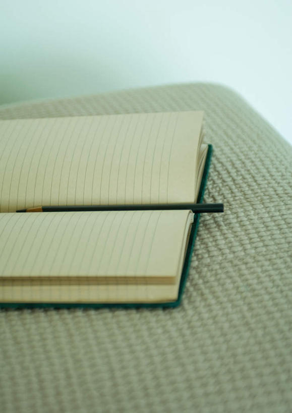 无人,竖图,室内,特写,白天,正面,桌面,桌子,静物,一本,记事本,本子,笔记本,彩图