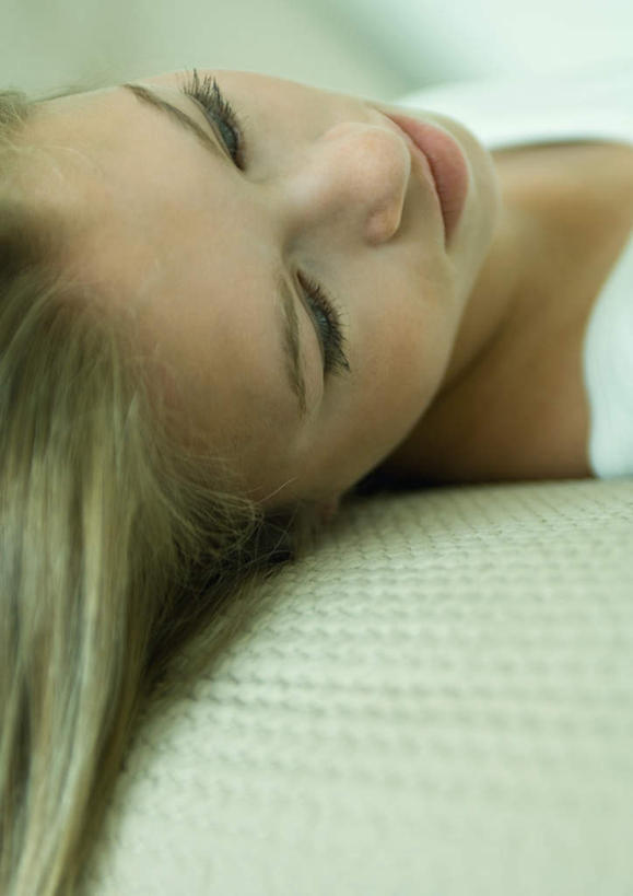 西方人,一个人,躺,竖图,室内,特写,白天,正面,沙发,卧室,欧洲,欧洲人,仅一个年轻女性,仅一个女性,仅一个人,享受,休闲,放松,年轻女性,女人,女性,白种人,躺着,半身,彩图,睡房,卧房,皮沙发