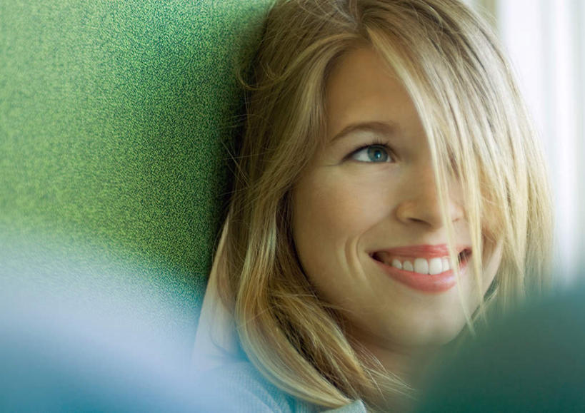 西方人,一个人,坐,笑,微笑,露齿笑,横图,室内,特写,白天,正面,欧洲,欧洲人,仅一个年轻女性,仅一个女性,仅一个人,朦胧,模糊,休闲装,休闲,休闲服,年轻女性,女人,女性,白种人,坐着,半身,彩图