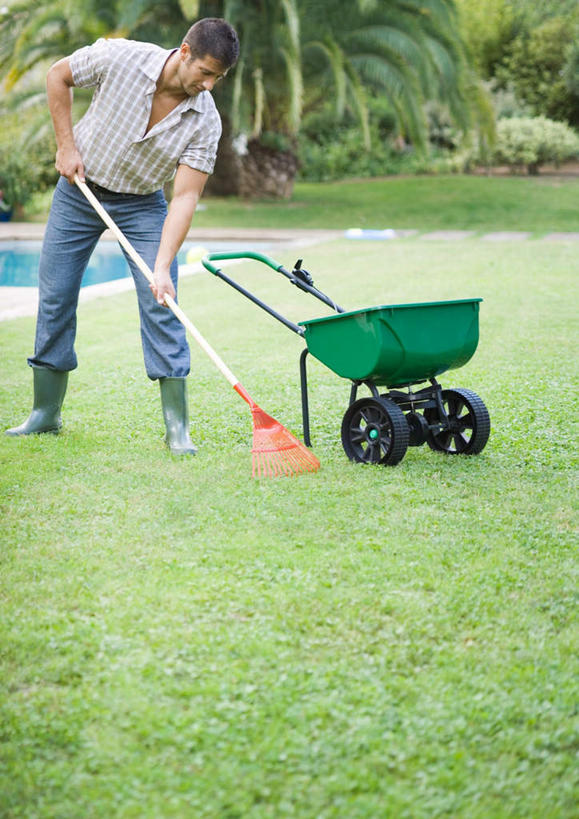 西方人,一个人,站,竖图,室外,白天,正面,旅游,度假,草地,草坪,植物,欧洲,欧洲人,仅一个男性,仅一个人,拿,拿着,娱乐,草,树,树木,仅一个年轻男性,绿色,自然,清洁,站着,享受,休闲,放松,生长,成长,扫把,男人,男性,年轻男性,白种人,站立,彩图,全身