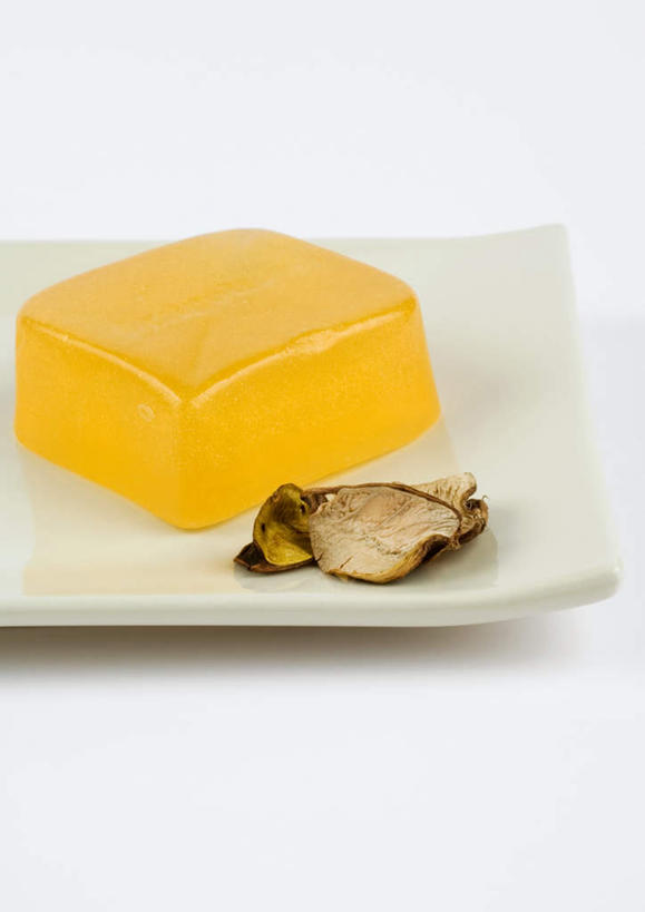 无人,竖图,俯视,室内,特写,白天,白色背景,化妆,美容,桌面,桌子,静物,叶子,一块,护肤,绿叶,黄色,化妆品,肥皂,肥皂盒,香皂,日用品,洗浴用品,清洁,保养,享受,休闲,嫩叶,放松,摄影,影棚,护肤品,舒缓,养颜,去污,紧肤,嫩肤,叶,叶片,洗涤,彩图,高角度拍摄,影棚拍摄,拍摄