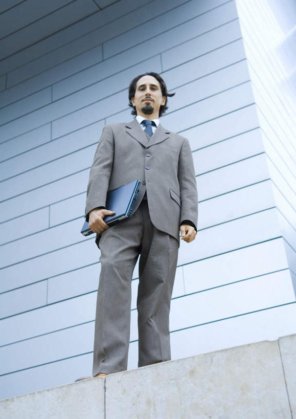 西方人,胡须,一个人,商务人士,商务男性,站,竖图,室外,白天,仰视,衬衫,欧洲,欧洲人,仅一个男性,仅一个人,套装,墙,领带,文件夹,拿,拿着,注视,墙壁,墙面,仅一个年轻男性,观察,看,站着,观看,档案夹,察看,关注,商务装,资料夹,工薪阶层,文档夹,材料夹,男人,男性,年轻男性,白种人,胡子,小胡子,白领,上班族,站立,半身,彩图,低角度拍摄,衬衣