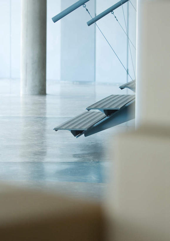 无人,栏杆,竖图,室内,特写,白天,正面,楼梯,静物,朦胧,模糊,瓷砖,地砖,扶手,阶梯,地面,护栏,台阶,彩图