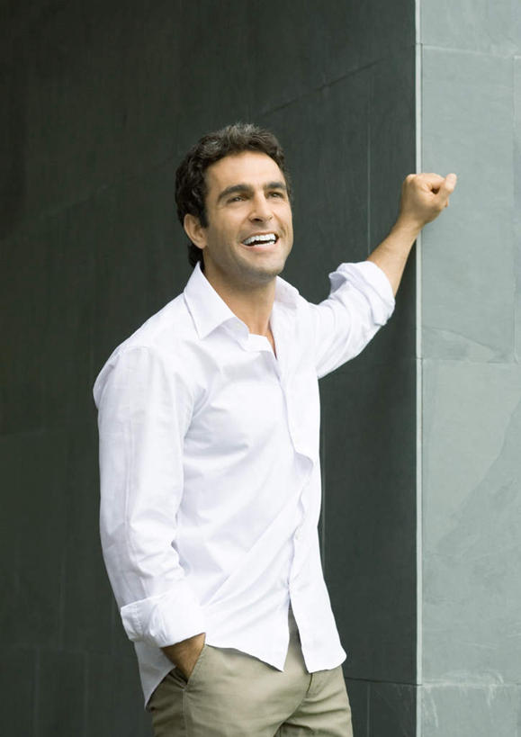 西方人,一个人,站,笑,微笑,竖图,室外,白天,正面,衬衫,欧洲,欧洲人,仅一个男性,仅一个人,注视,仅一个年轻男性,白色,观察,看,站着,观看,察看,关注,单手抄兜,单手放兜,男人,男性,年轻男性,白种人,插兜,手插兜,手放口袋,站立,半身,彩图,衬衣,手抄兜