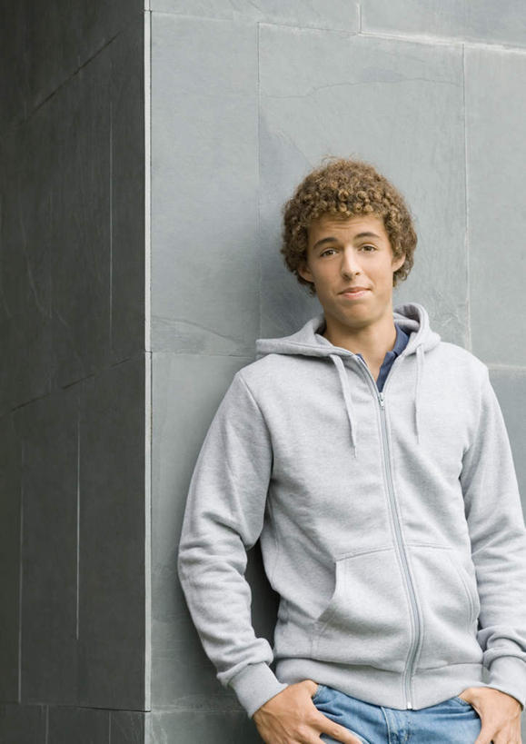 西方人,一个人,站,笑,微笑,竖图,室外,白天,正面,欧洲,欧洲人,仅一个男性,仅一个人,服装,注视,休闲装,仅一个年轻男性,衣服,灰色,观察,看,站着,休闲,休闲服,连帽衫,服饰,观看,察看,关注,帽衫,男人,男性,年轻男性,白种人,站立,半身,彩图