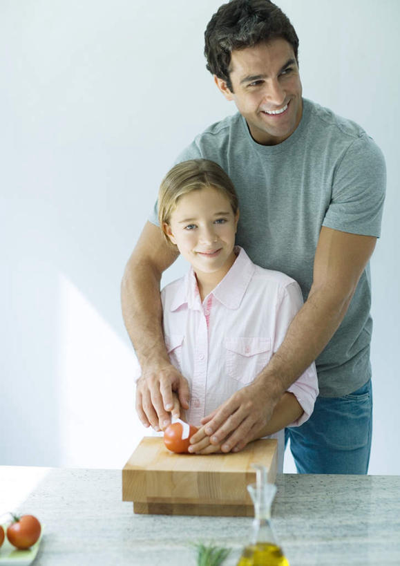 西方人,儿童,两个人,家庭,父亲,女儿,站,笑,微笑,露齿笑,竖图,室内,白天,正面,纯洁,餐桌,桌子,蔬菜,欧洲,欧洲人,切开,新鲜,饭厅,食品,拿,拿着,注视,砧板,食物,小孩,观察,看,切,站着,温暖,温馨,父女,一家人,父爱,可爱,童年,童趣,有机食品,绿色食品,餐台,小刀,观看,和睦,察看,关注,剖面,童真,烂漫,无邪,切面,天真,男人,男性,年轻男性,女孩,白种人,孩子,年轻人,站立,半身,彩图,融洽,女生