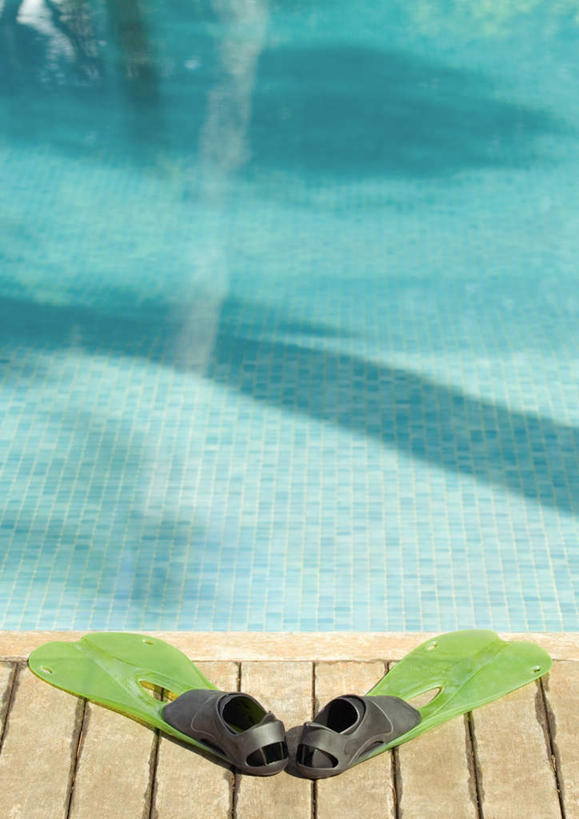 游泳,无人,游泳池,竖图,室外,特写,白天,正面,锻炼,运动,水,静物,一双,水池,水面,泳池,绿色,蛙鞋,潜水,脚蹼,游泳馆,浮潜,体育,彩图,健身