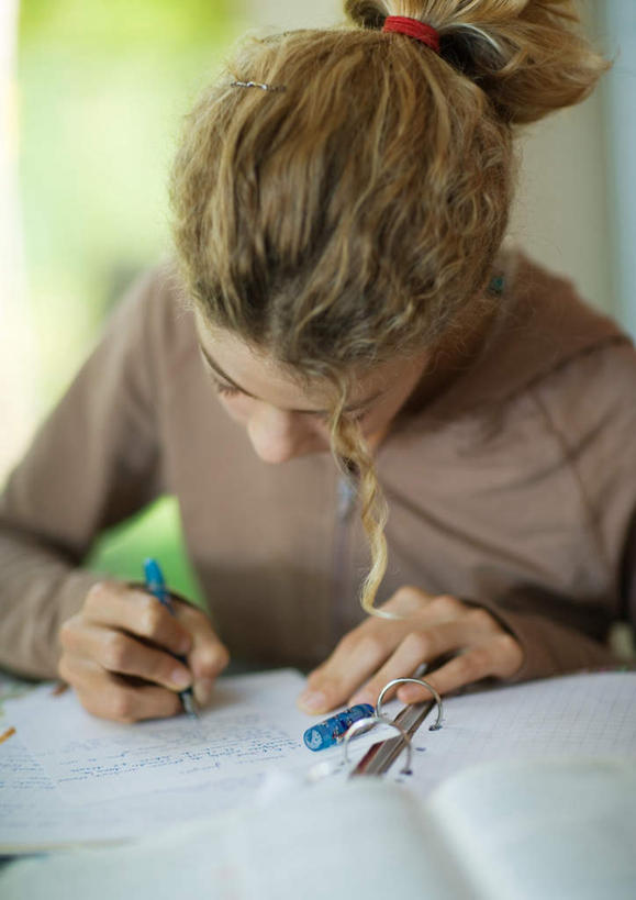 西方人,儿童,一个人,坐,竖图,室内,白天,正面,纯洁,欧洲,欧洲人,仅一个女性,仅一个人,握,服装,笔,记事本,注视,休闲装,小孩,衣服,本子,笔记本,观察,看,仅一个小孩,休闲,休闲服,可爱,童年,童趣,握着,服饰,作业,观看,察看,关注,童真,烂漫,无邪,天真,女孩,女人,女性,白种人,孩子,坐着,半身,彩图,女生