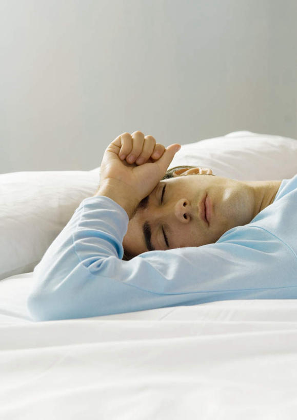 西方人,一个人,躺,闭眼,竖图,室内,白天,侧面,床,卧室,欧洲,欧洲人,仅一个男性,仅一个人,双人床,床单,被子,仅一个年轻男性,难受,生病,被单,男人,男性,年轻男性,白种人,闭眼睛,闭着眼,闭着眼睛,躺着,半身,彩图,睡房,卧房