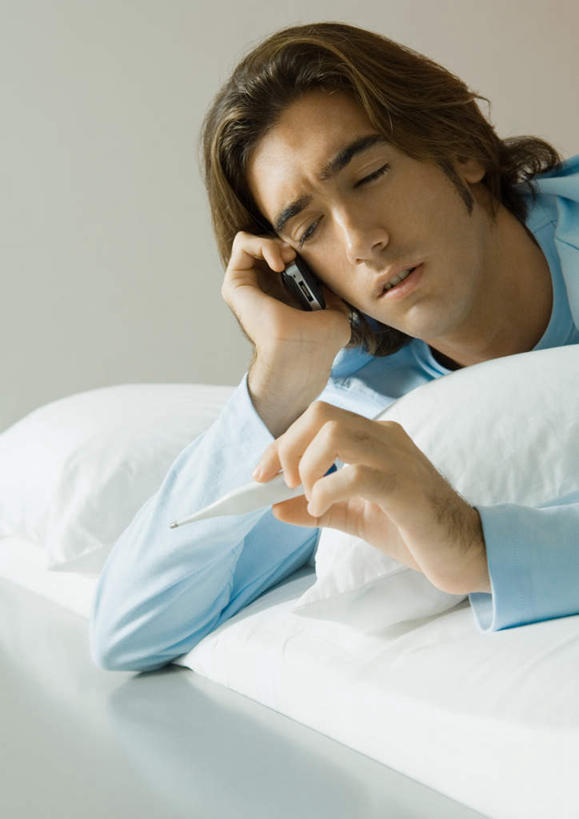 西方人,一个人,打电话,竖图,室内,白天,正面,床,卧室,电话,手机,欧洲,欧洲人,仅一个男性,仅一个人,测量,双人床,床单,拿,拿着,通讯设备,被子,仅一个年轻男性,体温计,难受,生病,被单,交流,男人,男性,年轻男性,白种人,沟通,通话,半身,彩图,睡房,卧房