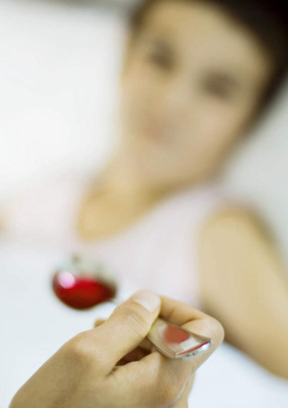 西方人,儿童,两个人,家庭,母亲,女儿,坐,竖图,俯视,室内,白天,纯洁,欧洲,欧洲人,药,勺子,拿,拿着,注视,小孩,调羹,汤匙,观察,看,生病,温暖,温馨,母女,一家人,可爱,母爱,童年,童趣,喂,观看,和睦,察看,关注,童真,烂漫,无邪,天真,年轻女性,女孩,女人,女性,白种人,孩子,年轻人,坐着,半身,彩图,高角度拍摄,融洽,女生