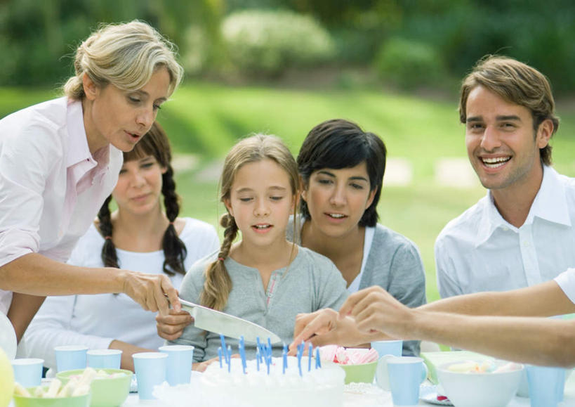 点心,西方人,儿童,老年人,家庭,母亲,父亲,祖母,站,坐,笑,微笑,露齿笑,横图,室外,白天,正面,聚会,旅游,度假,下午茶,纯洁,植物,餐桌,桌子,餐具,蜡烛,欧洲,欧洲人,服装,聚餐,食品,许多人,拿,拿着,注视,休闲装,娱乐,树,树木,食物,糕点,小孩,衣服,绿色,自然,碗,观察,看,站着,一群人,享受,休闲,温暖,温馨,父女,母女,一家人,休闲服,放松,父爱,可爱,母爱,童年,童趣,服饰,生长,奶奶,成长,餐台,小刀,观看,祖孙,和睦,察看,关注,童真,烂漫,无邪,外婆,外孙女,外祖母,天真,老年女性,男人,男性,年轻男性,年轻女性,女孩,女人,女性,白种人,孩子,年轻人,孙女,进餐用具,烹调用具,站立,坐着,半身,彩图,融洽,蛋糕,女生