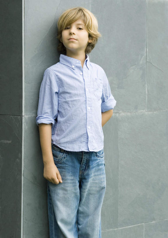 西方人,儿童,一个人,站,竖图,室外,白天,正面,纯洁,欧洲,欧洲人,仅一个男性,仅一个人,服装,墙,注视,休闲装,墙壁,墙面,小孩,衣服,观察,看,站着,仅一个小孩,休闲,休闲服,可爱,童年,童趣,服饰,观看,察看,关注,童真,烂漫,无邪,背手,天真,男孩,男人,男性,白种人,孩子,站立,半身,彩图,男生