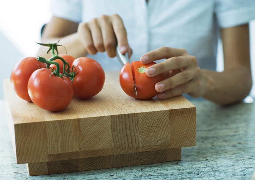西方人,一个人,站,横图,室内,特写,白天,正面,厨房,蔬菜,西红柿,欧洲,欧洲人,仅一个年轻女性,仅一个女性,仅一个人,新鲜,食品,拿,拿着,注视,食物,观察,看,切,站着,有机食品,绿色食品,小刀,观看,察看,关注,年轻女性,女人,女性,白种人,番茄,站立,半身,彩图,灶间