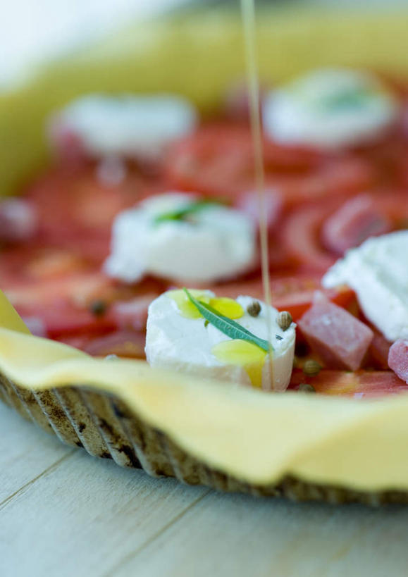 奶酪,无人,竖图,俯视,室内,特写,白天,烹饪,西餐,蔬菜,西红柿,切片,朦胧,模糊,肉,料理,食品,披萨,匹萨,火腿,菜肴,美食,肉类,食物,快餐,西式,佳肴,比萨,奶制品,肉食,西式快餐,垃圾食品,意大利薄饼,番茄,彩图,高角度拍摄