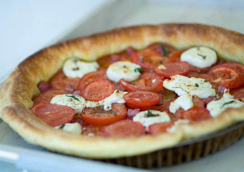 奶酪,无人,横图,俯视,室内,特写,白天,烹饪,西餐,蔬菜,西红柿,切片,肉,料理,食品,披萨,匹萨,火腿,菜肴,美食,肉类,食物,快餐,西式,佳肴,比萨,奶制品,肉食,西式快餐,垃圾食品,意大利薄饼,番茄,彩图,高角度拍摄