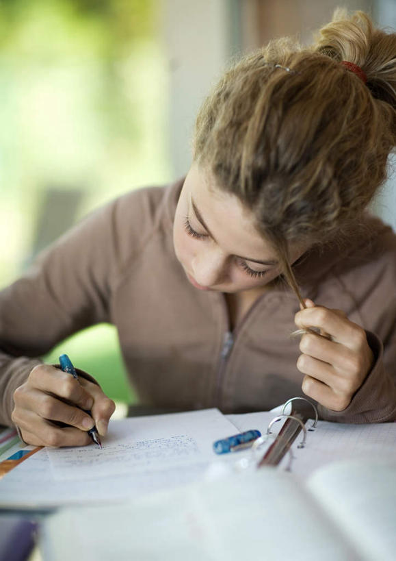 西方人,一个人,坐,竖图,室内,白天,正面,餐桌,桌子,欧洲,欧洲人,仅一个年轻女性,仅一个女性,仅一个人,笔,记事本,拿,拿着,注视,本子,笔记本,观察,看,餐台,作业,观看,察看,关注,年轻女性,女人,女性,白种人,坐着,半身,彩图