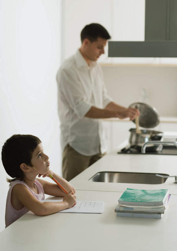 西方人,儿童,两个人,家庭,父亲,女儿,坐,竖图,室内,白天,侧面,纯洁,餐桌,厨房,窗户,桌子,欧洲,欧洲人,撑,托腮,注视,玻璃窗,小孩,观察,看,托,温暖,温馨,父女,一家人,父爱,可爱,童年,童趣,餐台,观看,和睦,察看,关注,托下巴,童真,烂漫,无邪,天真,男人,男性,年轻男性,女孩,白种人,孩子,年轻人,坐着,半身,彩图,灶间,融洽,女生