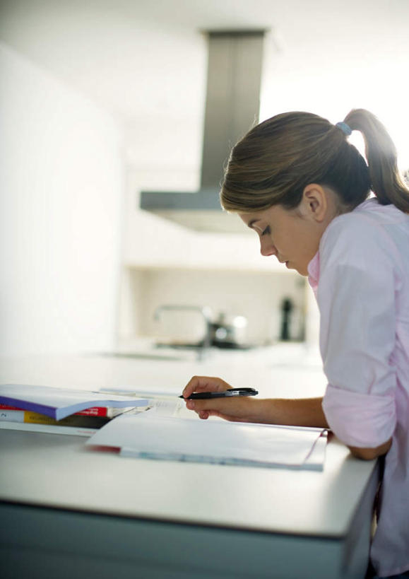 西方人,一个人,坐,竖图,室内,白天,侧面,餐桌,厨房,窗户,桌子,欧洲,欧洲人,仅一个年轻女性,仅一个女性,仅一个人,笔,记事本,拿,拿着,注视,玻璃窗,本子,笔记本,观察,看,餐台,作业,观看,察看,关注,年轻女性,女人,女性,白种人,坐着,半身,彩图,灶间