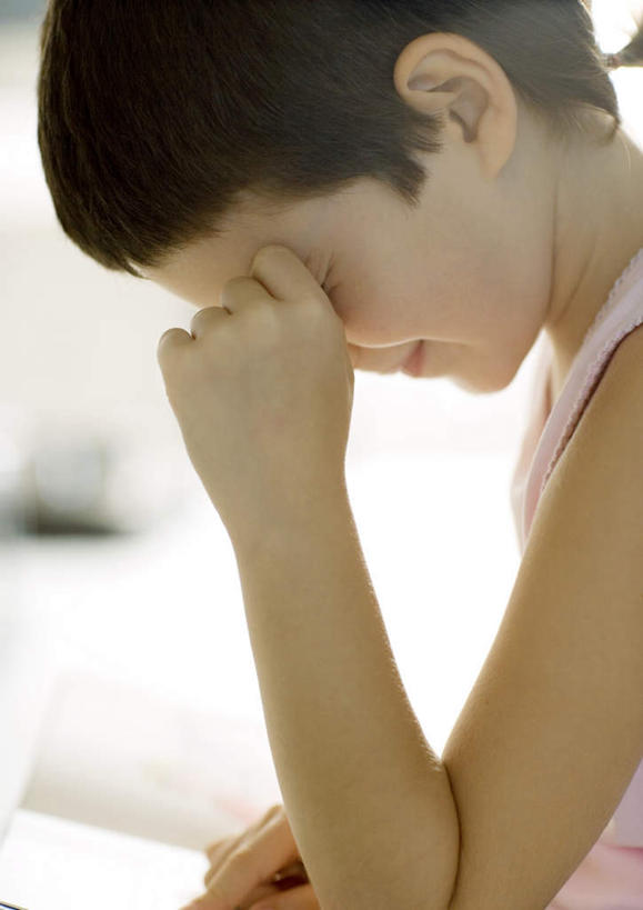 西方人,儿童,眼睛,一个人,坐,竖图,室内,白天,侧面,纯洁,欧洲,欧洲人,仅一个女性,仅一个人,注视,小孩,观察,看,仅一个小孩,揉,可爱,童年,童趣,观看,察看,关注,童真,烂漫,无邪,天真,女孩,女人,女性,白种人,孩子,坐着,半身,彩图,女生