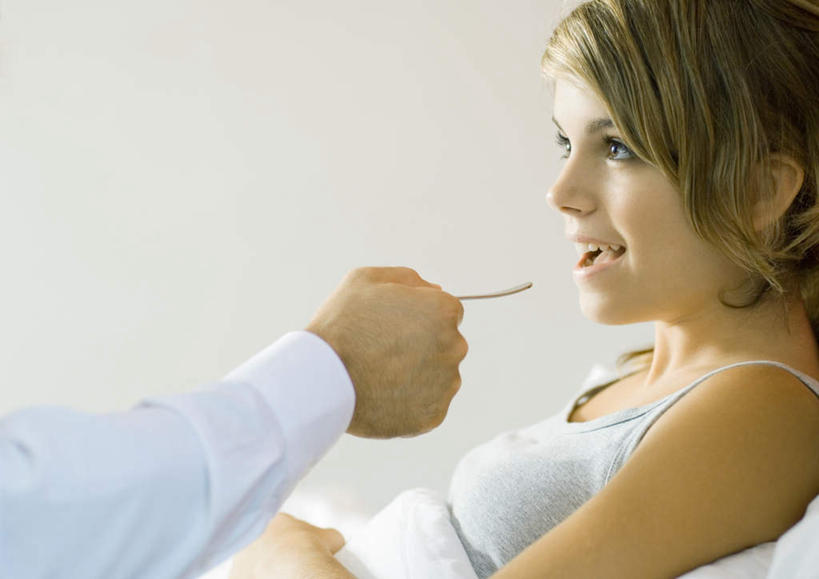 西方人,两个人,医生,病人,医院,坐,横图,室内,白天,侧面,欧洲,欧洲人,拿,拿着,注视,观察,看,张嘴,医护人员,医疗人员,观看,察看,关注,张大嘴巴,医疗机构,压舌板,男人,男性,年轻男性,年轻女性,女人,女性,白种人,大夫,患者,就医者,张开嘴,坐着,半身,彩图,病院,诊所