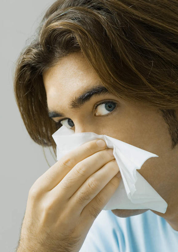 西方人,鼻子,一个人,坐,竖图,室内,白天,侧面,欧洲,欧洲人,仅一个男性,仅一个人,拿,拿着,注视,仅一个年轻男性,纸巾,观察,看,难受,生病,观看,察看,关注,男人,男性,年轻男性,白种人,鼻,鼻孔,坐着,半身,彩图