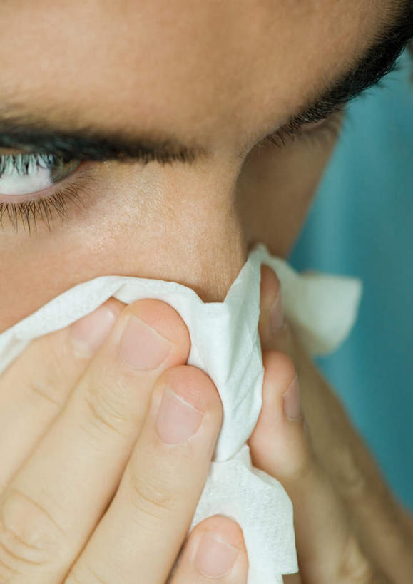 西方人,鼻子,一个人,坐,竖图,室内,白天,正面,欧洲,欧洲人,仅一个男性,仅一个人,拿,拿着,注视,仅一个年轻男性,纸巾,观察,看,难受,生病,观看,察看,关注,男人,男性,年轻男性,白种人,鼻,鼻孔,坐着,半身,彩图