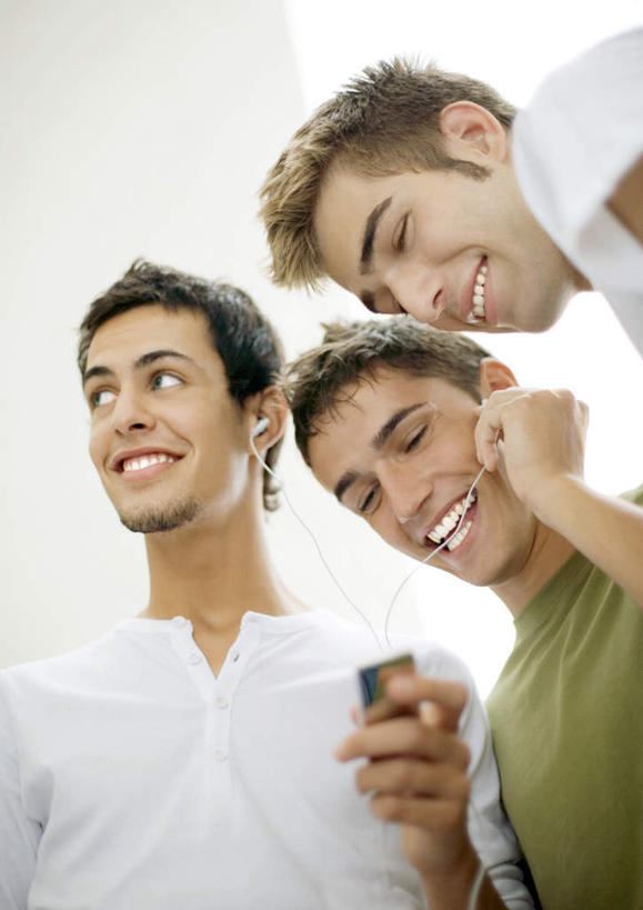 西方人,三个人,伙伴,朋友,站,笑,微笑,露齿笑,竖图,室外,白天,正面,陶醉,快乐,友谊,欧洲,欧洲人,音乐,拿,音乐播放器,拿着,注视,观察,看,站着,享受,观看,察看,关注,MP3播放器,友情,男人,男性,年轻男性,白种人,站立,半身,彩图,播放器,沉醉