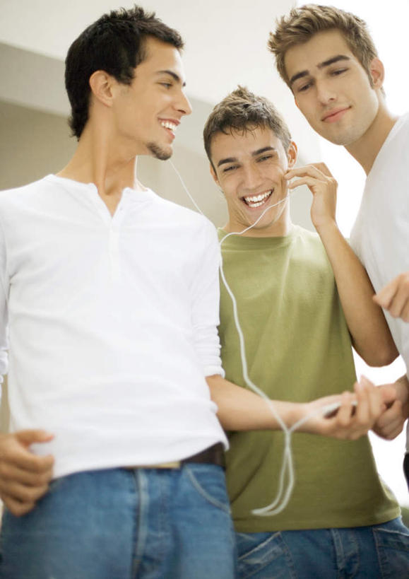 西方人,三个人,伙伴,朋友,站,笑,微笑,露齿笑,竖图,室外,白天,正面,陶醉,快乐,友谊,欧洲,欧洲人,音乐,拿,音乐播放器,拿着,注视,观察,看,站着,享受,观看,察看,关注,MP3播放器,友情,男人,男性,年轻男性,白种人,站立,半身,彩图,播放器,沉醉