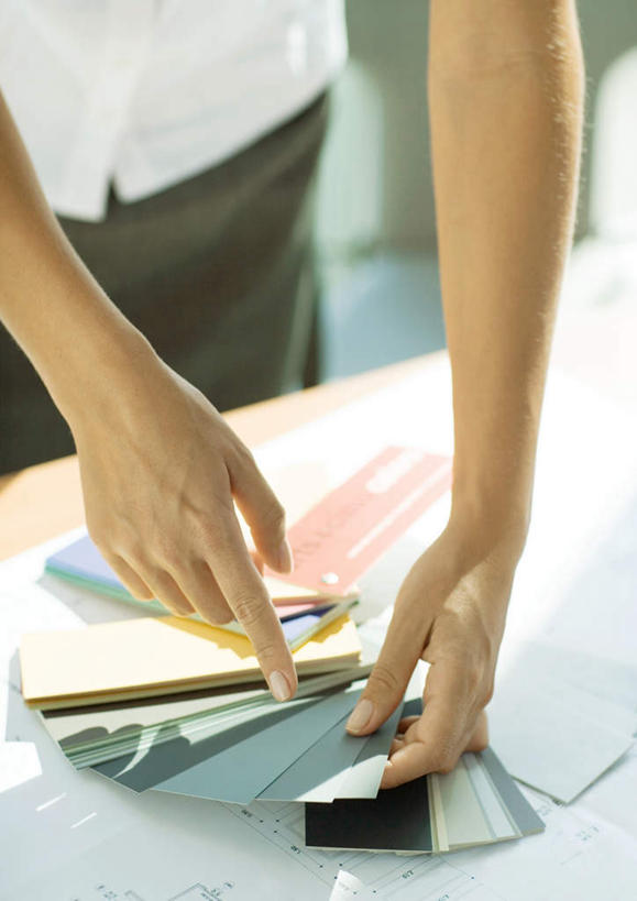 西方人,一个人,商务人士,商务女性,站,竖图,室内,白天,正面,欧洲,欧洲人,仅一个年轻女性,仅一个女性,仅一个人,套装,纸张,拿,拿着,彩纸,站着,商务装,工薪阶层,年轻女性,女人,女性,白种人,白领,上班族,站立,半身,彩图