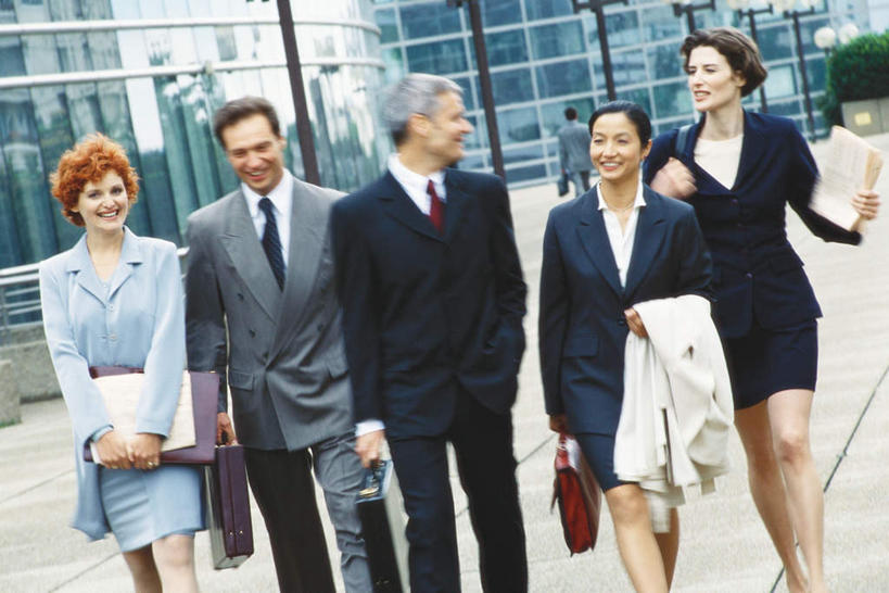 东方人,西方人,同事,商务人士,商务男性,商务女性,站,走,笑,微笑,露齿笑,横图,室外,白天,正面,衬衫,成功,办公楼,合作,团队,集体,信心,道路,路,写字楼,公路,欧洲,欧洲人,亚洲,套装,包,公文包,文件夹,交通,许多人,拿,拿着,黄种人,队伍,站着,一群人,商务楼,公事包,档案夹,领导,成就,商务装,合伙,领袖,资料夹,工薪阶层,文档夹,材料夹,男人,男性,女人,女性,中年男性,中年女性,白种人,亚洲人,白领,上班族,马路,步行,散步,站立,走路,半身,彩图,衬衣,大楼