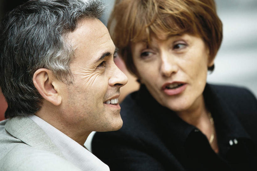 西方人,两个人,夫妻,坐,笑,说,微笑,露齿笑,横图,室外,白天,正面,爱情,欧洲,欧洲人,浪漫,恩爱,恋人,交流,老年男性,老年女性,男人,男性,女人,女性,白种人,情侣,沟通,讲话,交谈,说话,谈话,坐着,半身,彩图,伴侣