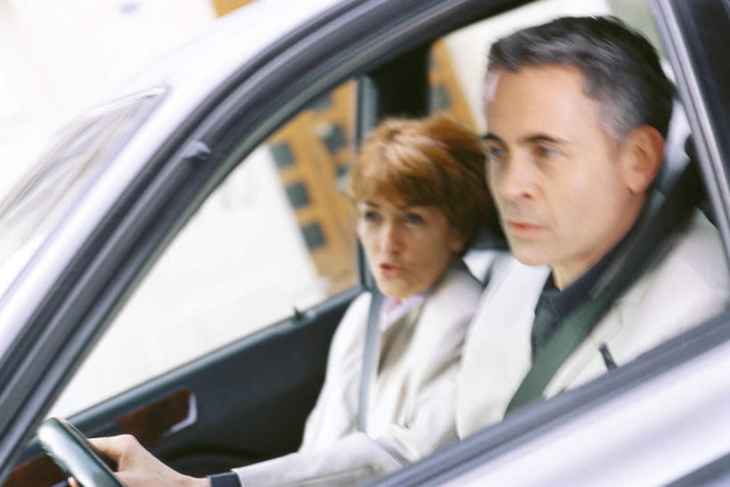 西方人,两个人,夫妻,坐,说,横图,室内,白天,正面,爱情,欧洲,欧洲人,握,浪漫,方向盘,恩爱,握着,恋人,交流,老年男性,老年女性,男人,男性,女人,女性,白种人,情侣,沟通,讲话,交谈,说话,谈话,坐着,半身,彩图,伴侣