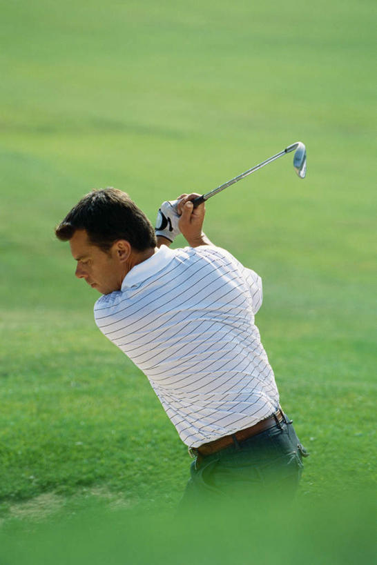 西方人,背部,一个人,站,竖图,室外,白天,锻炼,运动,草地,草坪,植物,欧洲,欧洲人,仅一个男性,仅一个人,挥杆,握,高尔夫,草,仅一个年轻男性,绿色,站着,握着,高尔夫球杆,高尔夫运动,高尔夫球具,体育,男人,男性,年轻男性,白种人,站立,半身,彩图,健身