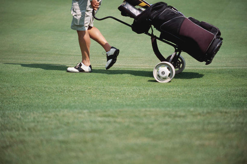 西方人,一个人,站,横图,室外,白天,正面,锻炼,运动,欧洲,欧洲人,仅一个男性,仅一个人,仅一个中年男性,阴影,光线,影子,拿,拿着,阳光,站着,高尔夫球杆包,高尔夫拉杆箱,高尔夫拉杆包,体育,男人,男性,中年男性,白种人,站立,半身,彩图,健身