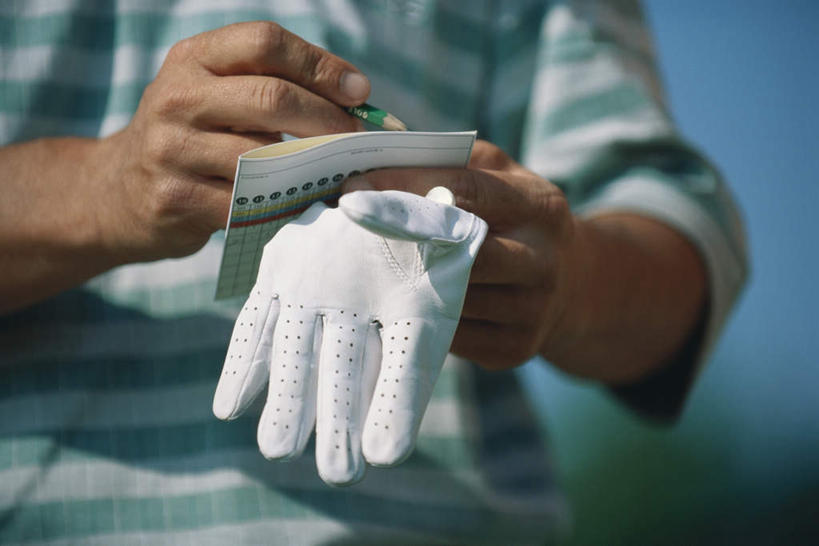 西方人,一个人,站,横图,室外,特写,白天,正面,欧洲,欧洲人,仅一个男性,仅一个人,仅一个中年男性,朦胧,模糊,笔,纸张,拿,拿着,蓝色,蓝天,天空,手套,天,记录,站着,男人,男性,中年男性,白种人,站立,半身,彩图